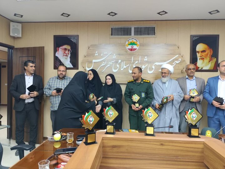 تصاویر/تجلیل از جمعی از دست اندرکاران افتتاحیه کنگره شهدای استان مرکزی در شهرستان تفرش