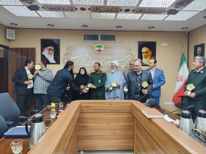 تصاویر/تجلیل از جمعی از دست اندرکاران افتتاحیه کنگره شهدای استان مرکزی در شهرستان تفرش