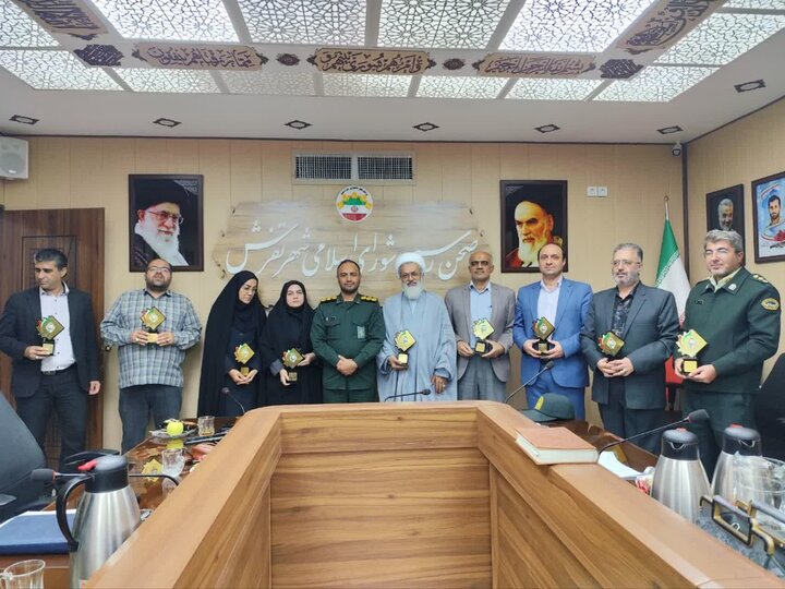 تصاویر/تجلیل از جمعی از دست اندرکاران افتتاحیه کنگره شهدای استان مرکزی در شهرستان تفرش