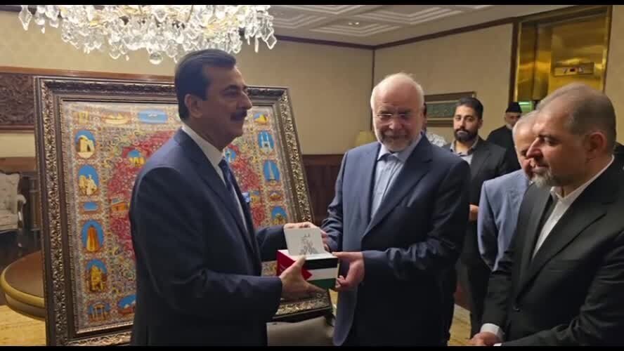 Traducción al urdu del libro “Referéndum Palestino” entregada al presidente del Senado de Pakistán por el presidente del Parlamento iraní