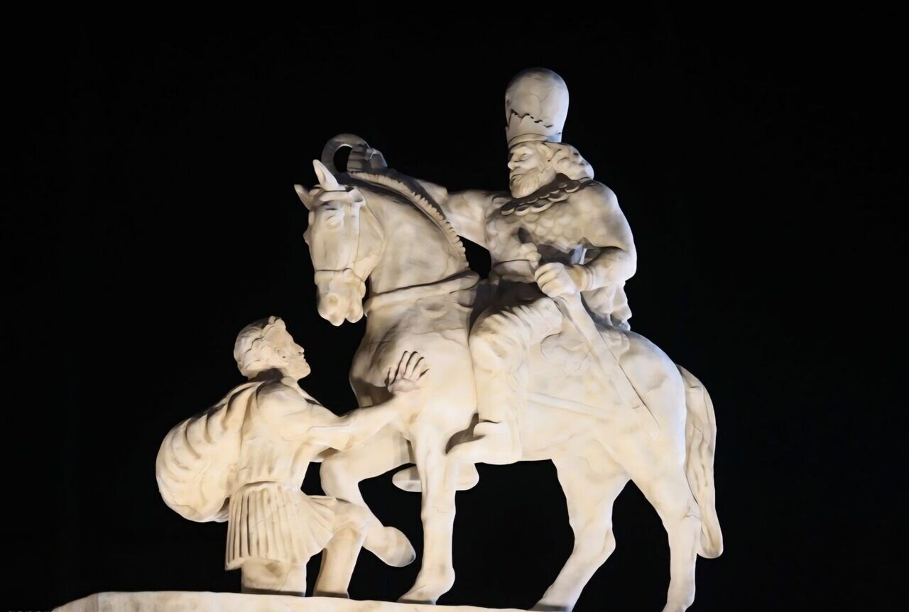 Inaugurata a Teheran la statua-simbolo dell’Occidente in ginocchio davanti all’Iran