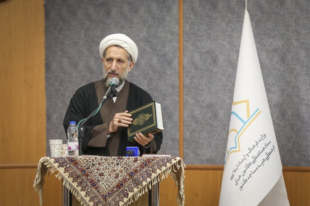 دوری از قرآن ریشه همه گرفتاری‌های امت اسلام است