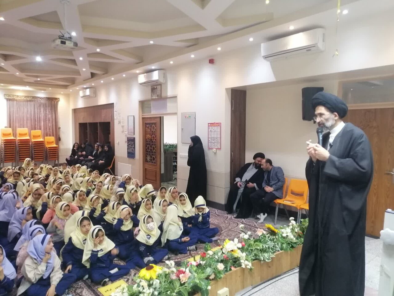 فیلم/ همخوانی سرود ملی توسط دانش آموزان دبستان دخترانه عزیزی با حضور نماینده ولی‌فقیه در کاشان