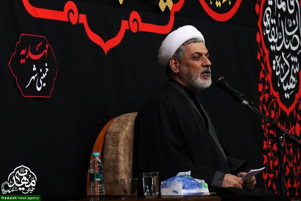 পাশ্চাত্য জীবনধারা পারিবারিক ব্যবস্থাকে ধ্বংস করে দিয়েছে