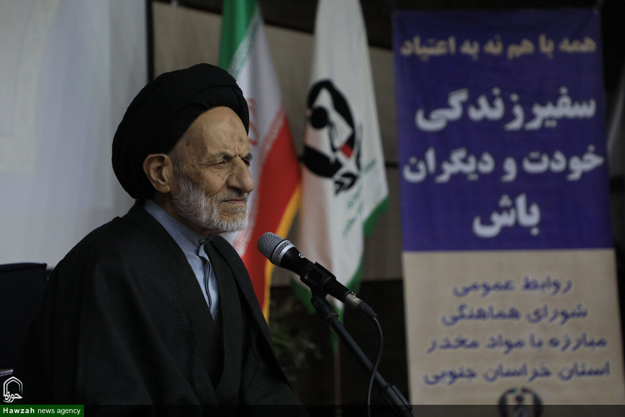 استعمار در پی نابودی نخبگان ایران است