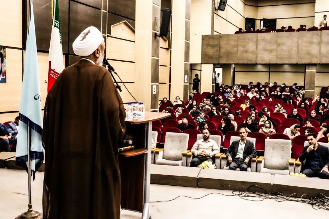 پرستار در خط مقدم خدمت به خلق خدا است