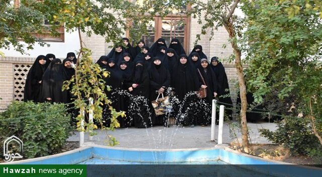 بازدید طلاب زبان‌دان و اساتید نخبه حوزه علمیه خراسان از اماکن تاریخی و مذهبی قم