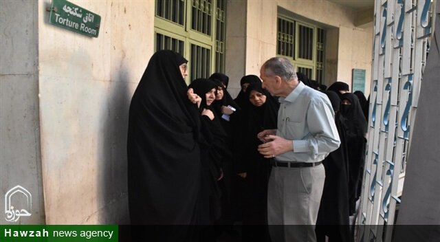 بازدید طلاب و اساتید نخبه حوزه علمیه خراسان از موزه عبرت تهران