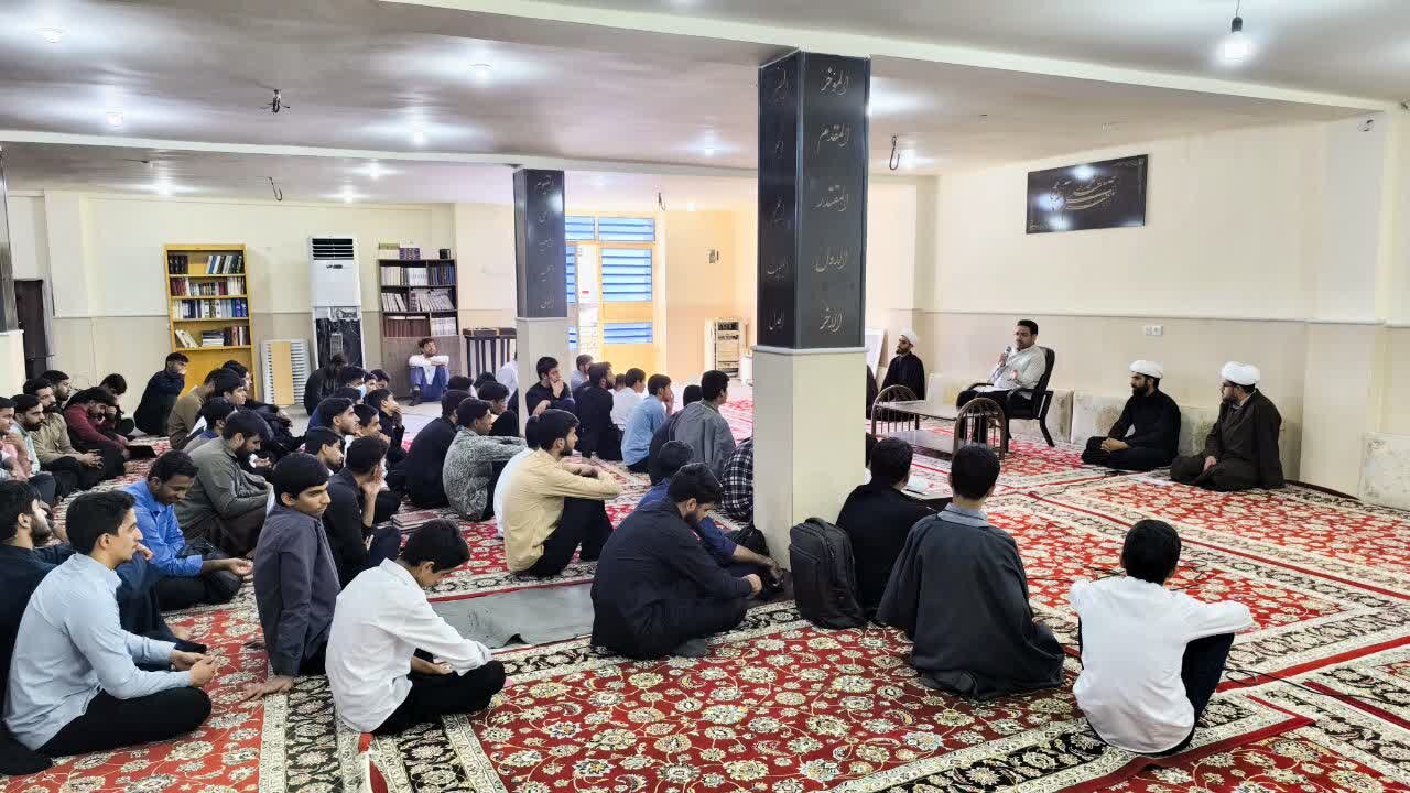 تصاویر/ آموزش همیاران سلامت در مدرسه علمیه امام صادق(ع) جیرفت