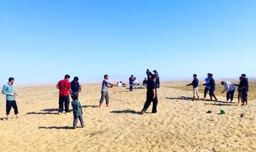 تصاویر/ اردوی طلاب مدرسه علمیه آیت‌الله مدنی کاشانی(ره) به منطقه کویری ابوزیدآیاد