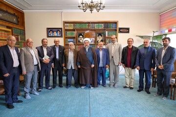 تصاویر / دیدار اعضای مؤسسه ادبی حکیم نظامی با امام جمعه تبریز