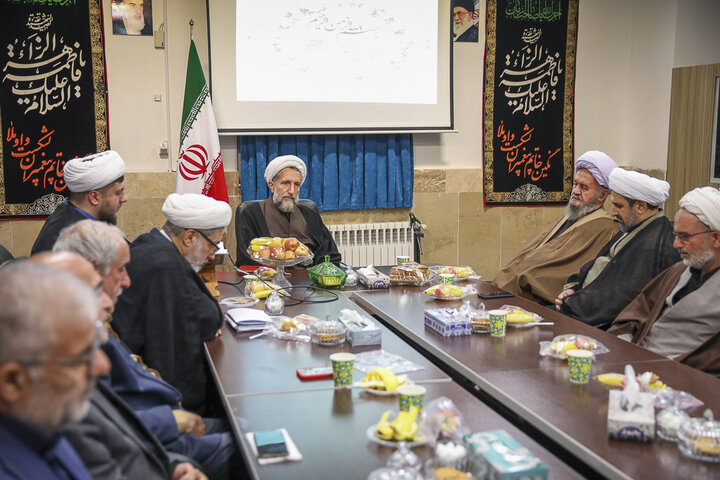 تصاویر /  جلسه هیئت امنای حوزه علمیه خواهران استان قزوین با حضور امام جمعه قزوین