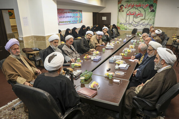 تصاویر /  جلسه هیئت امنای حوزه علمیه خواهران استان قزوین با حضور امام جمعه قزوین