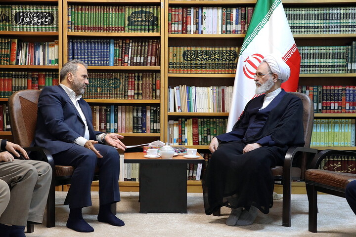 تصاویر/ دیدار رئیس مرکز امور اتباع و مهاجرین خارجی وزارت کشور با آیت الله اعرافی