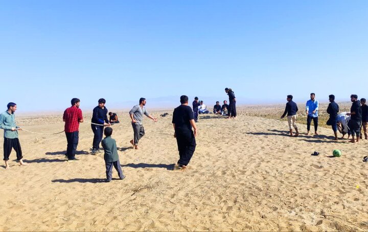 تصاویر/ اردوی طلاب مدرسه علمیه آیت‌الله مدنی کاشانی(ره) به منطقه کویری ابوزیدآیاد