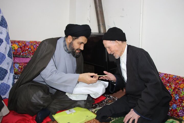 تصاویر/ عیادت و سرکشی مسئولین مرکز خدمات حوزه علمیه آذربایجان غربی از روحانیون معمر شهرستان خوی