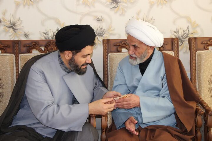 تصاویر/ عیادت و سرکشی مسئولین مرکز خدمات حوزه علمیه آذربایجان غربی از روحانیون معمر شهرستان خوی