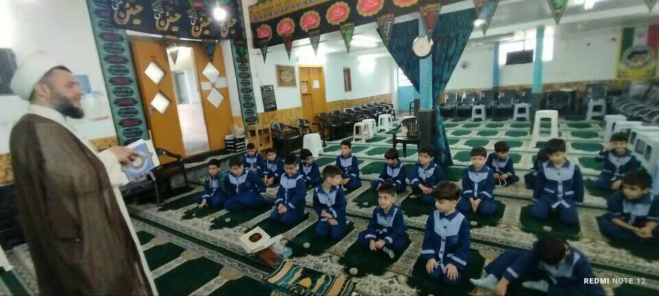 برگزاری برنامه تعاملی «آشنایی با مسجد» برای دانش‌آموزان بخش کلاچای+عکس