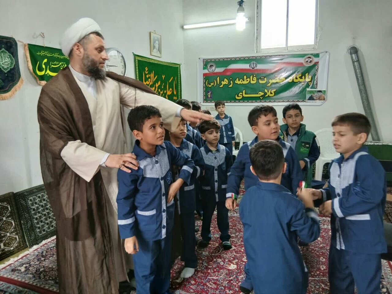 برگزاری برنامه تعاملی «آشنایی با مسجد» برای دانش‌آموزان بخش کلاچای+عکس