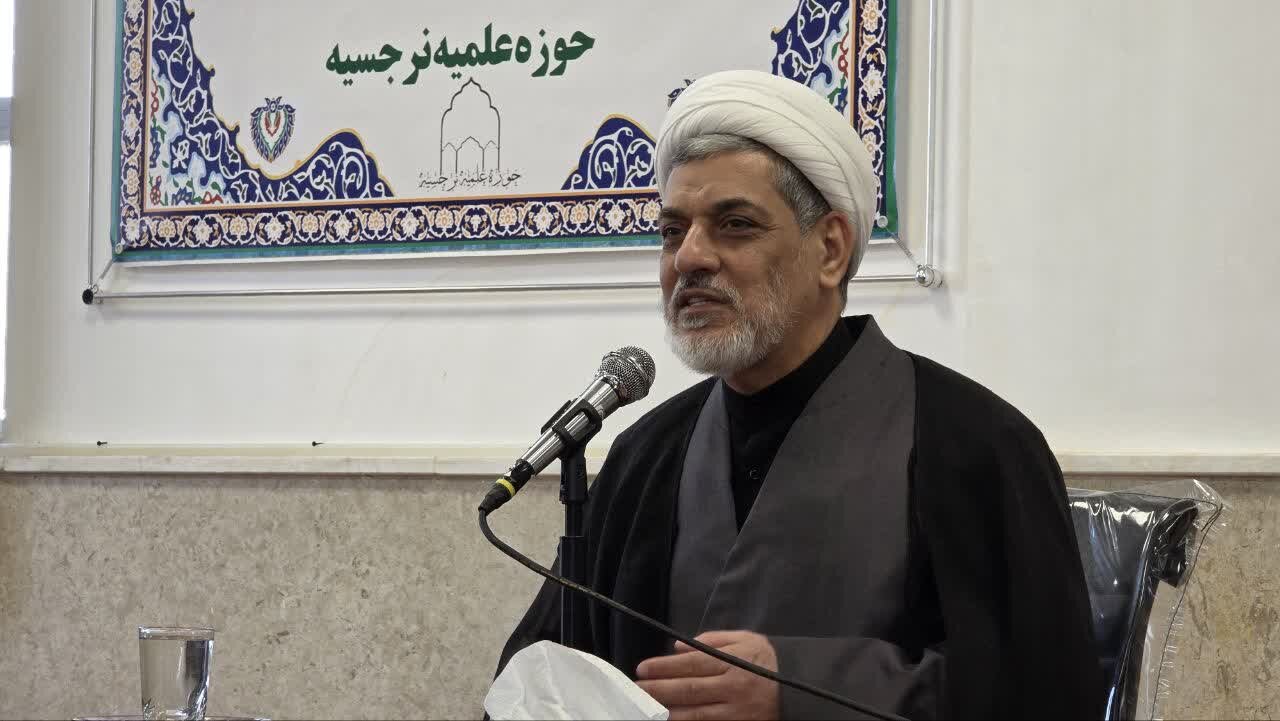 تصاویر/ نشست اخلاقی با حضور حجت الاسلام والمسلمین دکتر رفیعی در مدرسه علمیه نرجسیه سیرجان