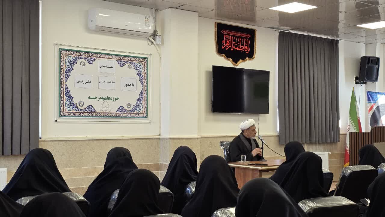 تصاویر/ نشست اخلاقی با حضور حجت الاسلام والمسلمین دکتر رفیعی در مدرسه علمیه نرجسیه سیرجان