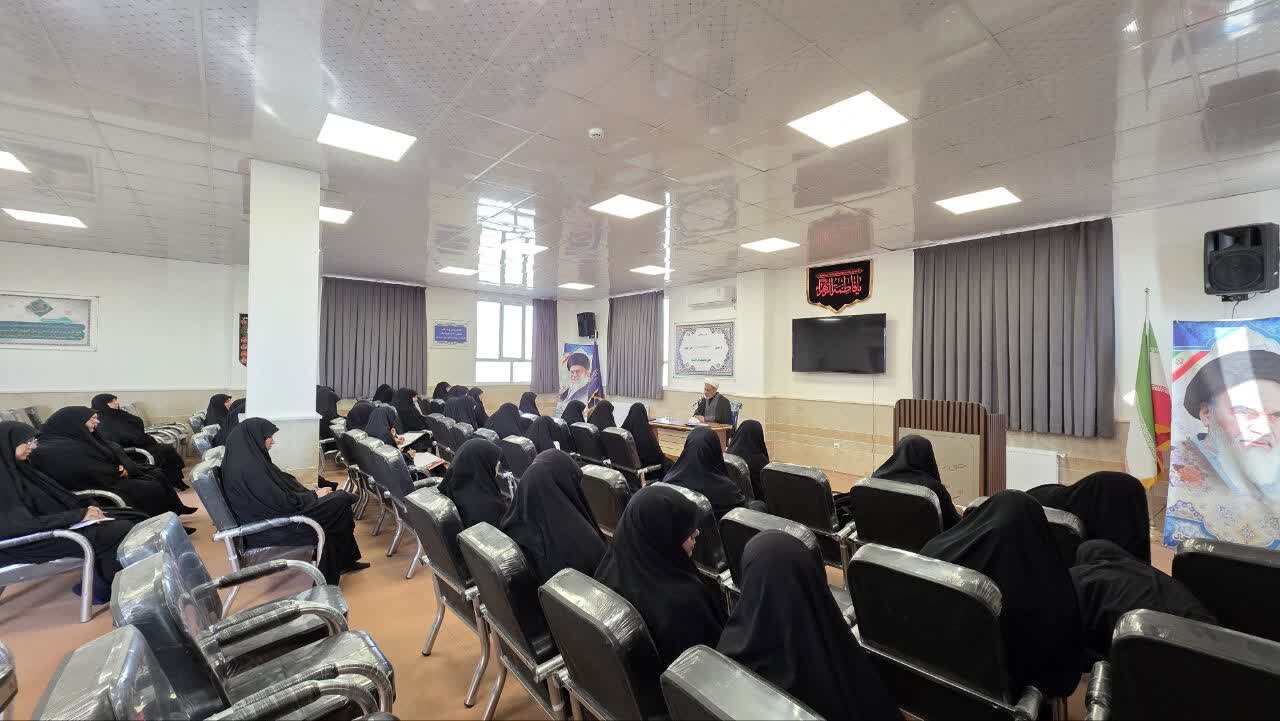 تصاویر/ نشست اخلاقی با حضور حجت الاسلام والمسلمین دکتر رفیعی در مدرسه علمیه نرجسیه سیرجان