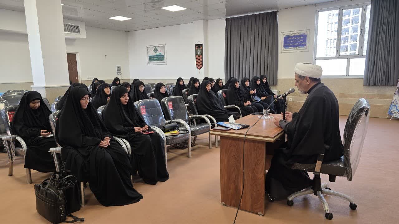 تصاویر/ نشست اخلاقی با حضور حجت الاسلام والمسلمین دکتر رفیعی در مدرسه علمیه نرجسیه سیرجان