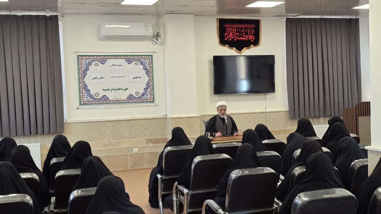 تصاویر/ نشست اخلاقی با حضور حجت الاسلام والمسلمین دکتر رفیعی در مدرسه علمیه نرجسیه سیرجان