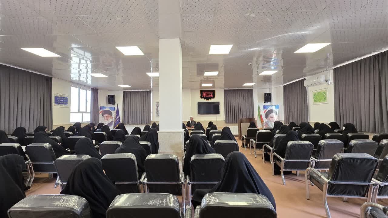 تصاویر/ نشست اخلاقی با حضور حجت الاسلام والمسلمین دکتر رفیعی در مدرسه علمیه نرجسیه سیرجان