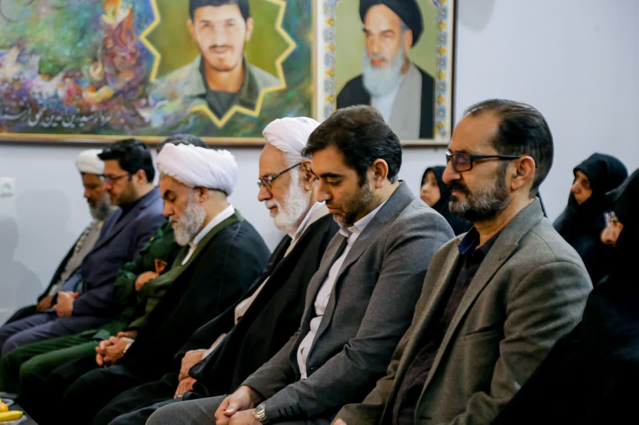 ، آیین معرفی و بررسی کتاب «تب ناتمام» با حضور جمعی از نویسندگان، کتابداران و فعالان فرهنگی در خانه‌موزه شهیدان زین‌الدین قم