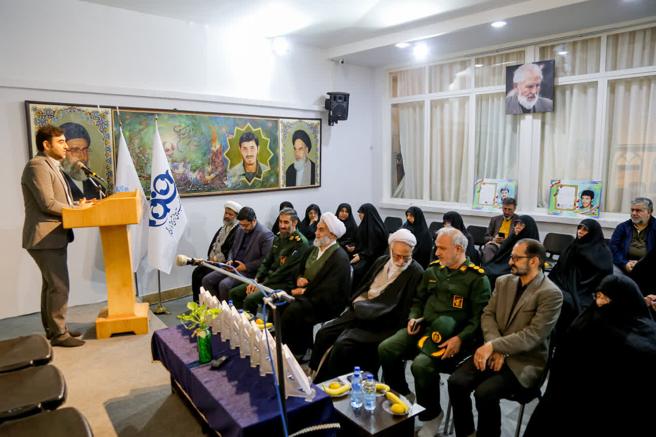 ، آیین معرفی و بررسی کتاب «تب ناتمام» با حضور جمعی از نویسندگان، کتابداران و فعالان فرهنگی در خانه‌موزه شهیدان زین‌الدین قم