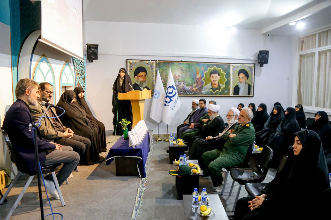 ، آیین معرفی و بررسی کتاب «تب ناتمام» با حضور جمعی از نویسندگان، کتابداران و فعالان فرهنگی در خانه‌موزه شهیدان زین‌الدین قم