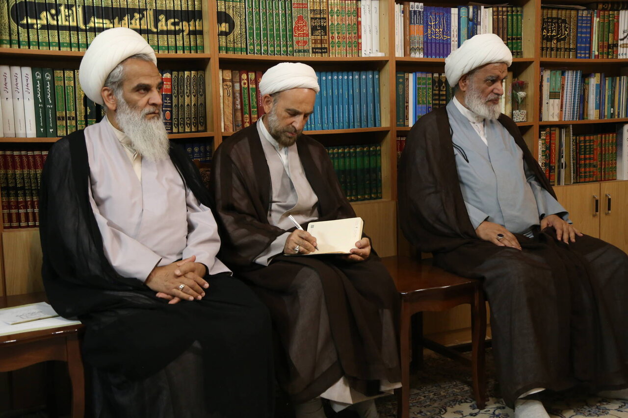 تصاویر دیدار برگزارکنندگان همایش بزرگداشت «پیشتازان نهضت اسلامی با آیت الله مکارم