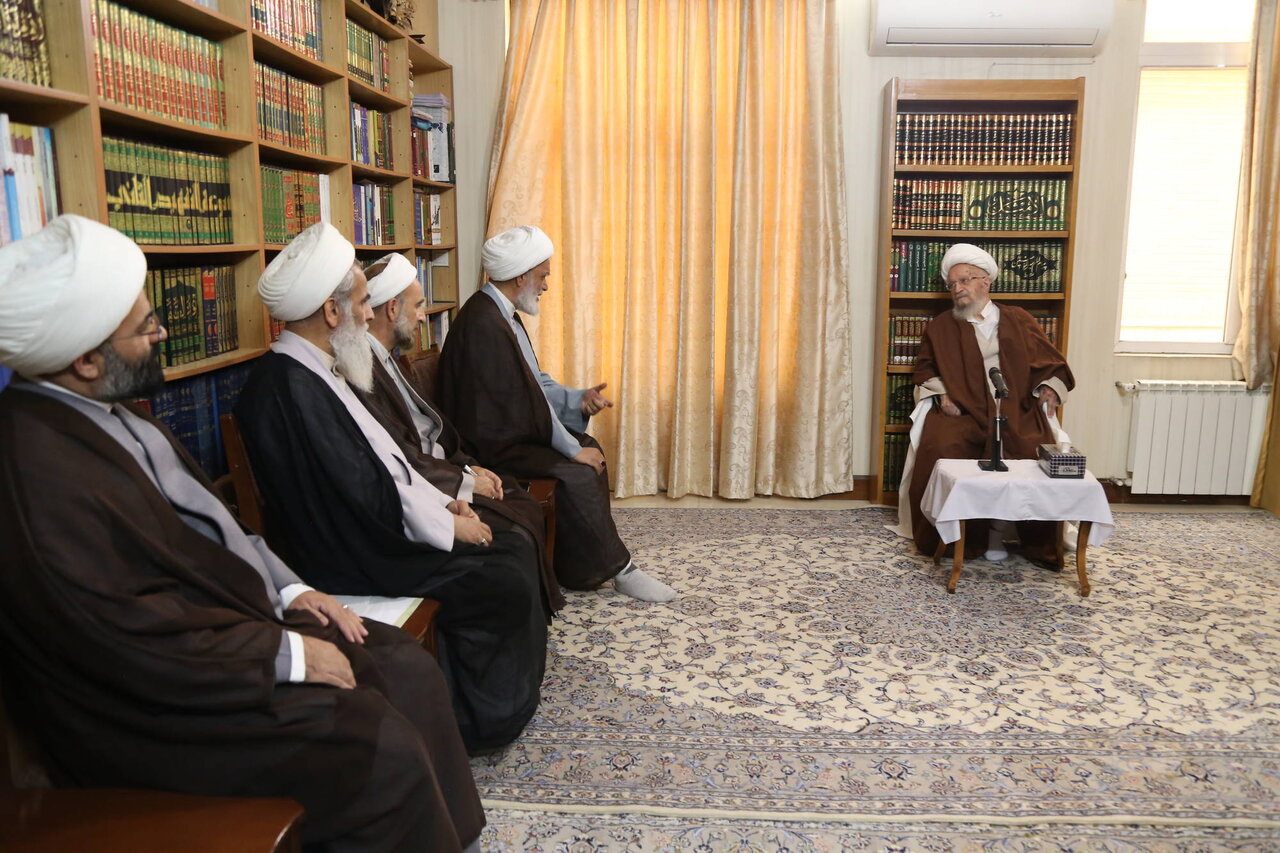 تصاویر دیدار برگزارکنندگان همایش بزرگداشت «پیشتازان نهضت اسلامی با آیت الله مکارم