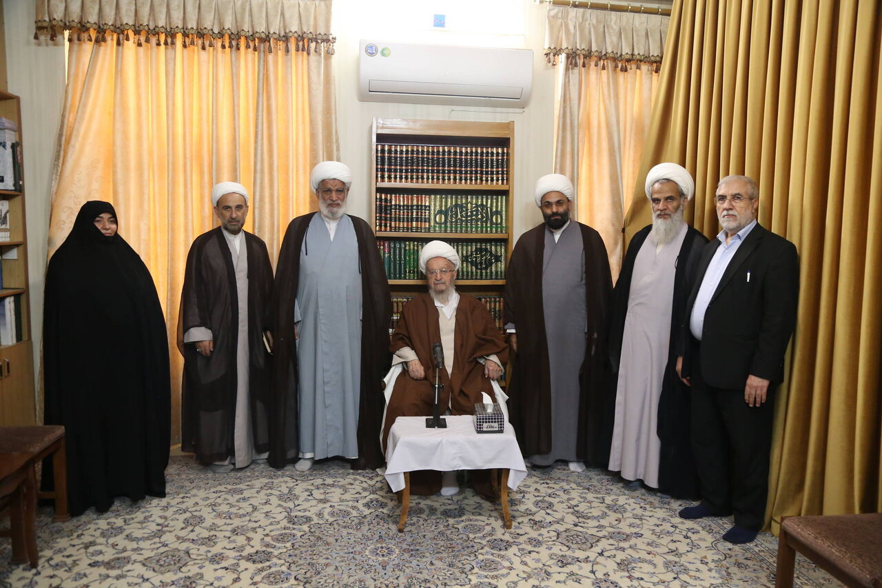 تصاویر دیدار برگزارکنندگان همایش بزرگداشت «پیشتازان نهضت اسلامی با آیت الله مکارم