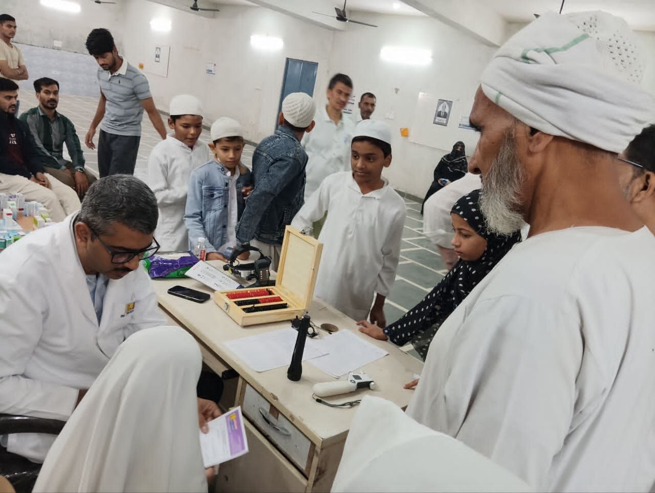 दिल्ली के पुराने मुस्तफाबाद में निःशुल्क नेत्र शिविर का सफलतापूर्वक आयोजन - 240 लोगों की जांच की गई, विद्वानों ने भाग लिया, और अधिक शिविरों की घोषणा की गई