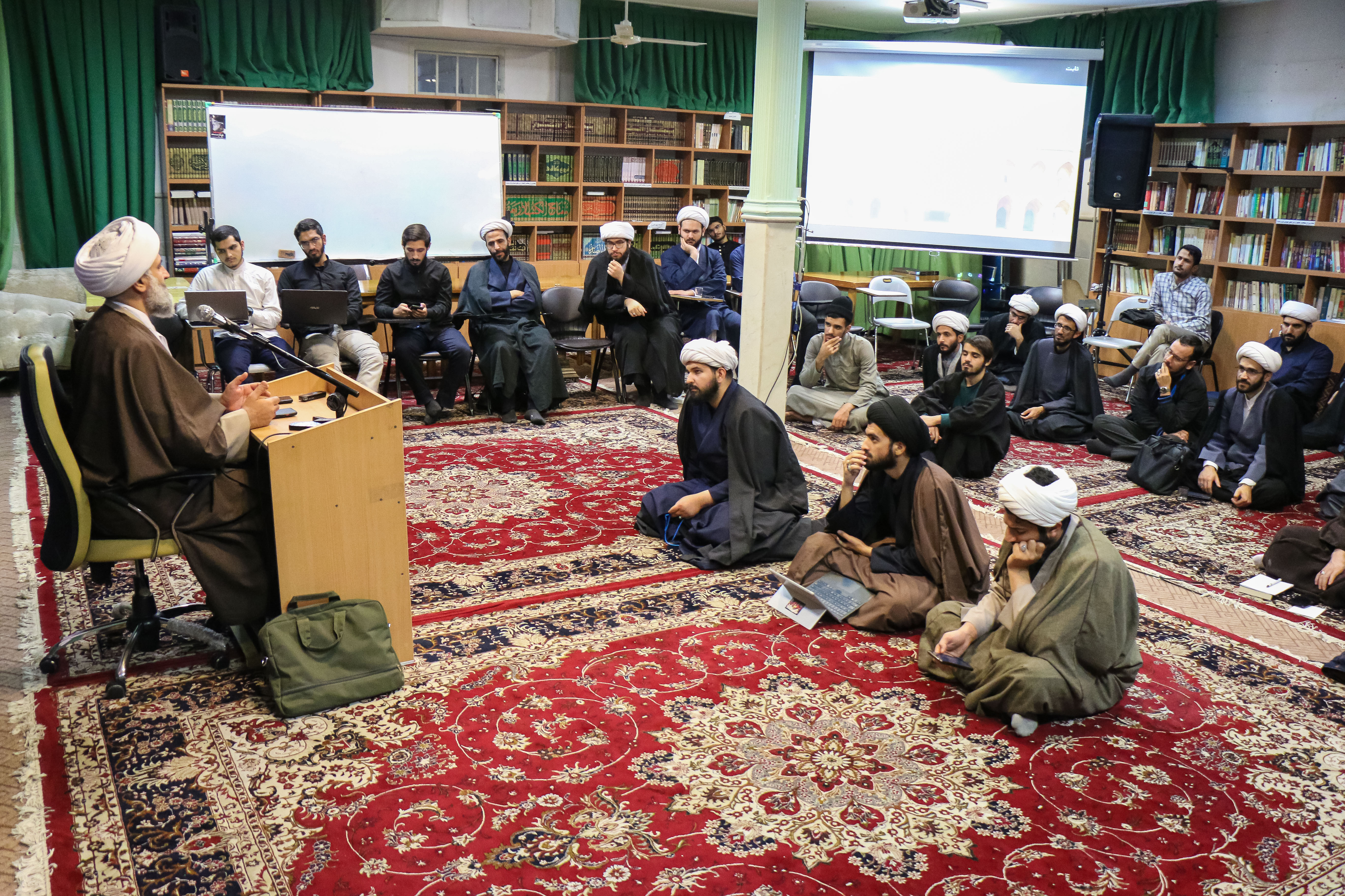 تصاویر/ قم  المقدسہ میں حوزہ علمیہ کے سلسلے میں رہبر معظم کے منشور پر عملدرآمد کے لیے تیسری وضاحتی نشست کا انعقاد