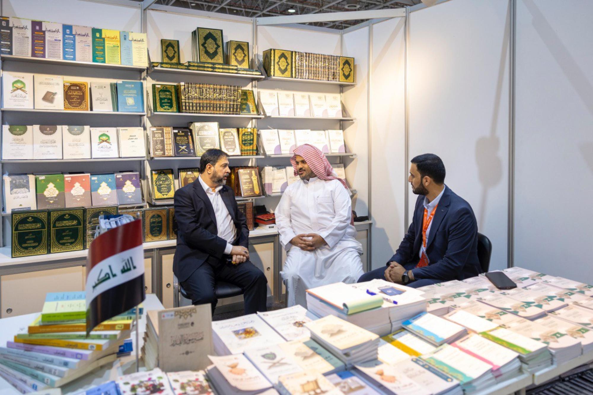 جناح المجمَع العلمي للقرآن الكريم في العتبة العباسية يشهد إقبالًا كبيرًا في معرض الشارقة الدولي للكتاب