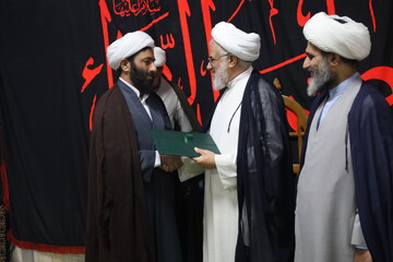 حجت الاسلام عزیزی به عنوان مدیر جدید مدرسه علمیه النبی(ص) بندرعباس معرفی شد