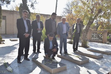 تصاویر/ غبارروبی و عطر افشانی گلزار شهدای ازنا