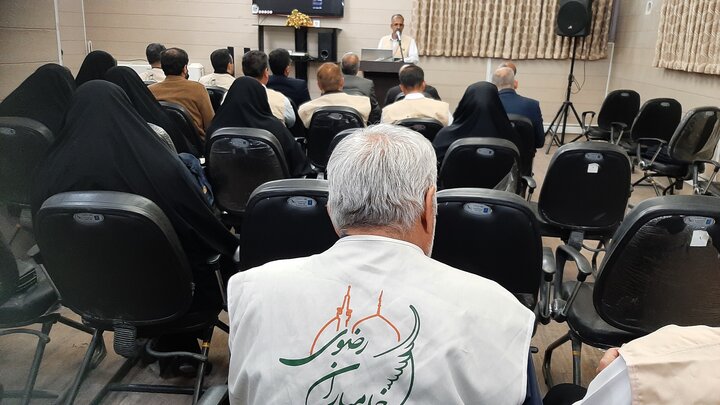 تصاویر/ نشست تبیینی خادمیاران ستادی و مسئولین کانون‌های خدمت رضوی عمومی و تخصصی آران و بیدگل