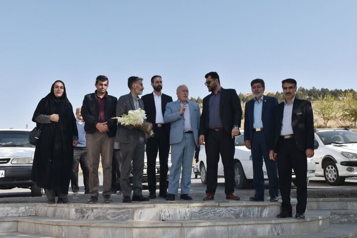 تصاویر/غبارروبی و عطر افشانی گلزار شهدای ازنا