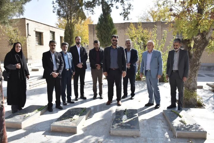 تصاویر/غبارروبی و عطر افشانی گلزار شهدای ازنا