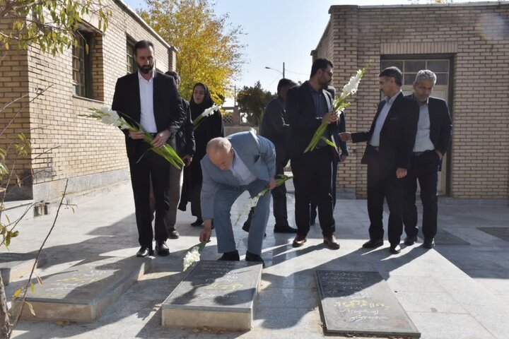 تصاویر/غبارروبی و عطر افشانی گلزار شهدای ازنا