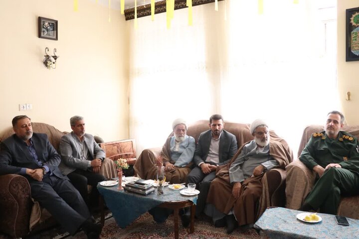 تصاویر/ دیدار مسئولین رفسنجان با مادر شهید حسین بادپا و شهید غلامرضا صالحی