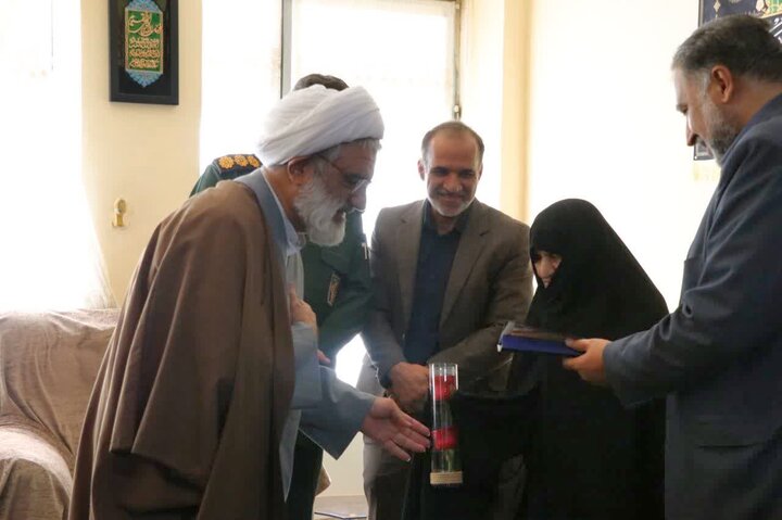 تصاویر/ دیدار مسئولین رفسنجان با مادر شهید حسین بادپا و شهید غلامرضا صالحی