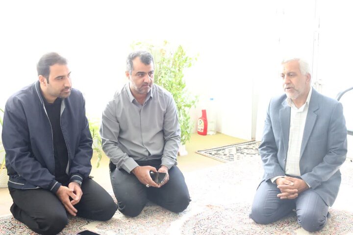 تصاویر/ دیدار مسئولین رفسنجان با مادر شهید حسین بادپا و شهید غلامرضا صالحی