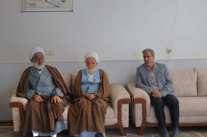 تصاویر/ دیدار مسئولین رفسنجان با مادر شهید حسین بادپا و شهید غلامرضا صالحی