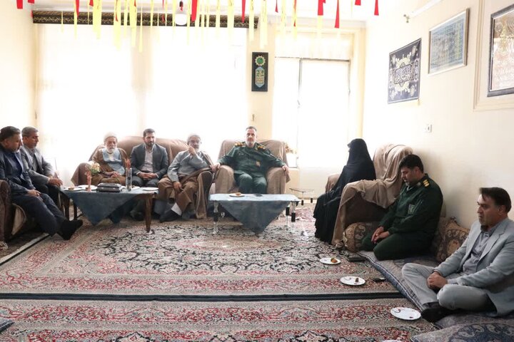 تصاویر/ دیدار مسئولین رفسنجان با مادر شهید حسین بادپا و شهید غلامرضا صالحی