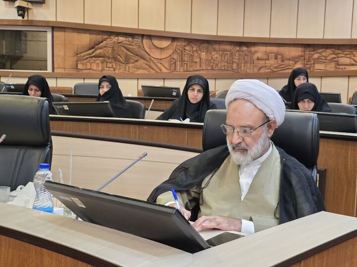 نشست هم‌اندیشی حوزه  علمیه خواهران و شورای شهر یزد برای کاهش آسیب‌های اجتماعی